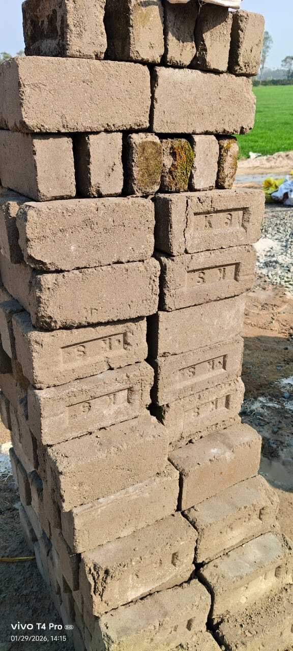 पंचायत सरकार भवन में घटिया बालू व ईंट का हो रहा प्रयोग, पहुंचे अधिकारी, कार्रवाई का दिया निर्देश