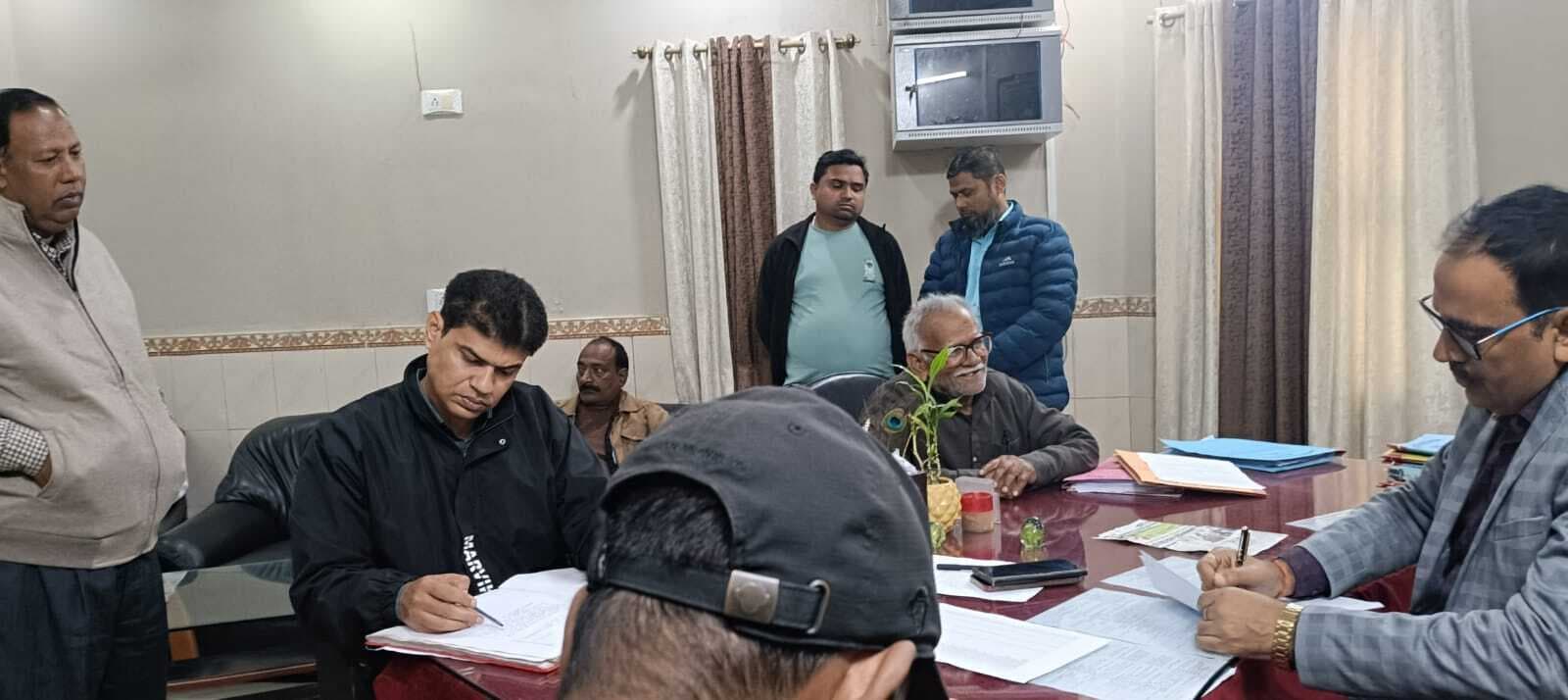 नगर आयुक्त ने कार्यालय कक्ष में सुनी दर्जनों फरियादियों की फरियाद