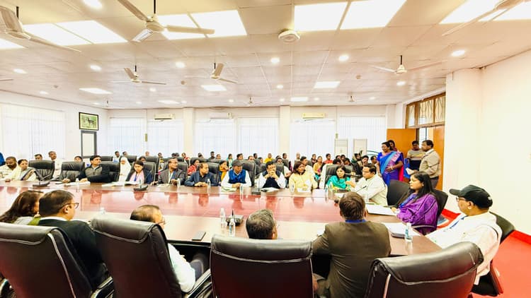 प्रत्याशियों को दी गयी आचार संहिता व व्यय नियमों की जानकारी