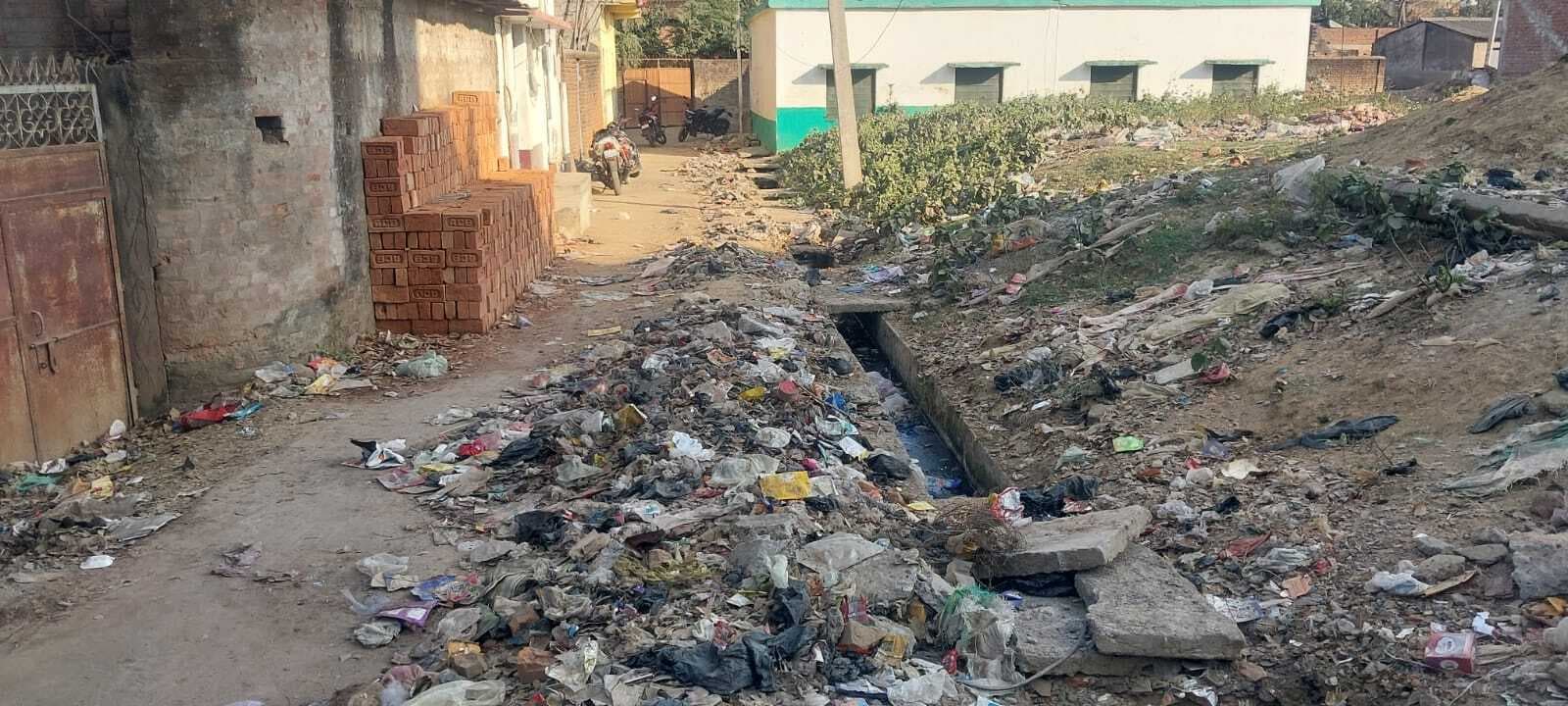 लीड : नाले की नहीं होती सफाई, पेयजल की है समस्या