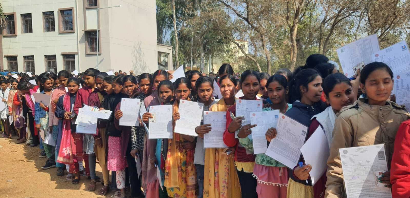 कटोरिया के तीनों परीक्षा केंद्रों पर कड़ी सुरक्षा के बीच संचालित हो रही इंटर की परीक्षा