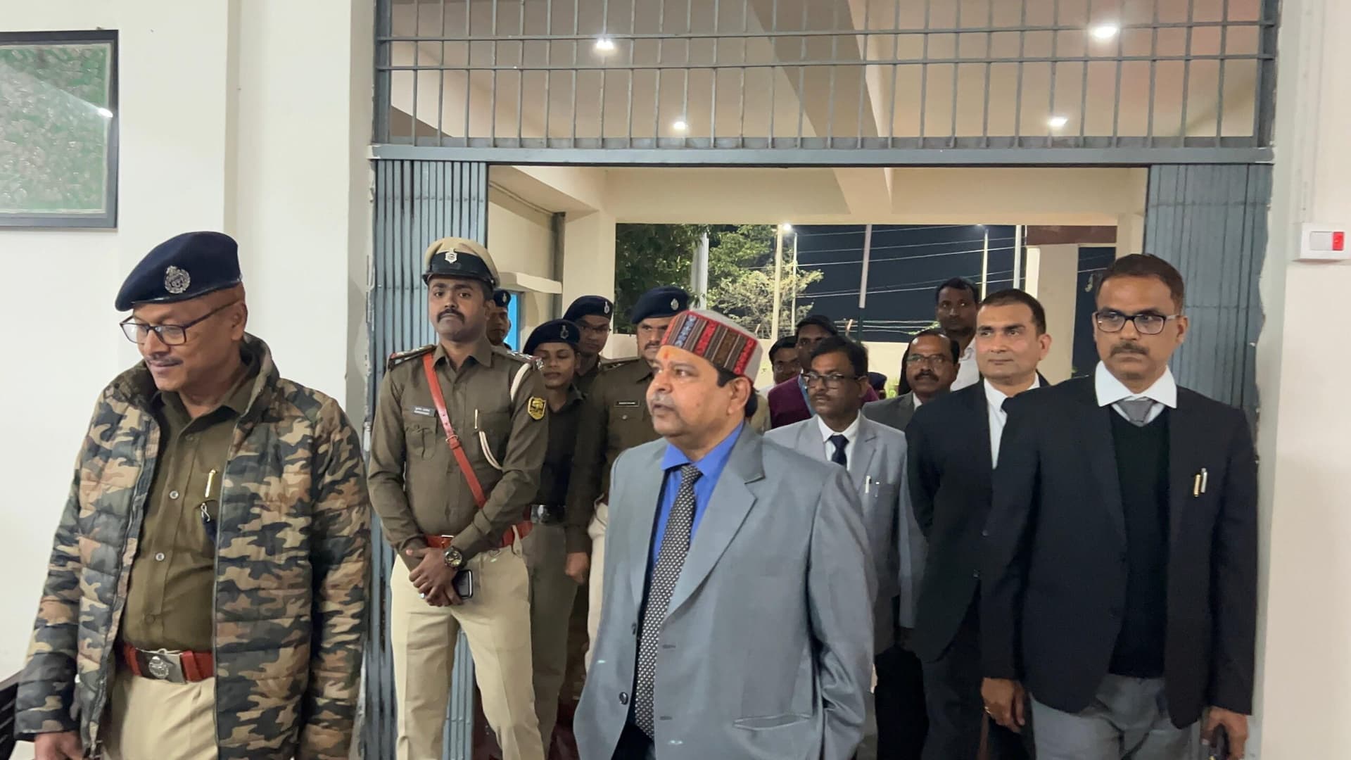 बरहट थाना पहुंचे पटना हाईकोर्ट के न्यायमूर्ति, वीसी व्यवस्था का लिया जायजा