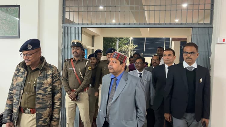 बरहट थाना पहुंचे पटना हाईकोर्ट के न्यायमूर्ति, वीसी व्यवस्था का लिया जायजा