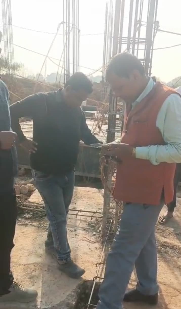 पंचायत सरकार भवन निर्माण में फिर अनियमितता, काम रोकने के आदेश के बावजूद संवेदक ने शुरू कराया निर्माण