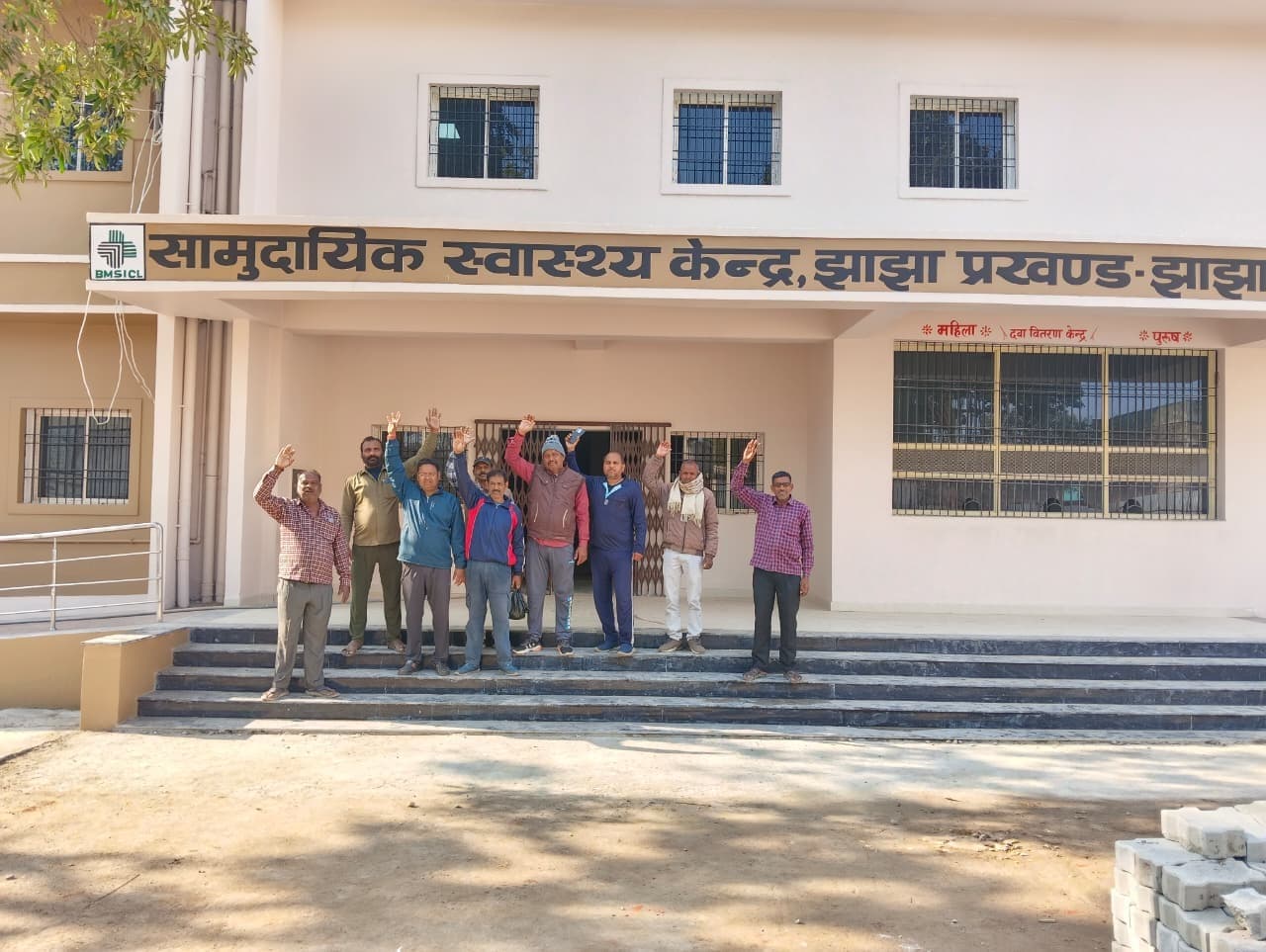 सीएचसी भवन निर्माण में अनियमितता का आरोप, ग्रामीणों ने किया प्रदर्शन, जांच की मांग
