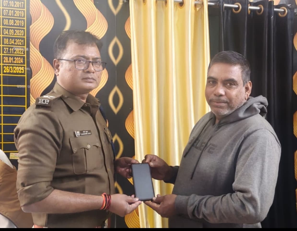 तीन लोगों के खोए मोबाइल को सोनो पुलिस ने बरामद कर उन्हें सौंपा