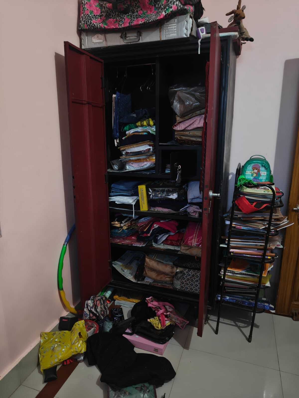 Deoghar news : दंपती गये थे काम पर व बच्ची स्कूल, चोरों ने दिनदहाड़े बंद घर का ताला तोड़कर नकदी व जेवरात उड़ाये