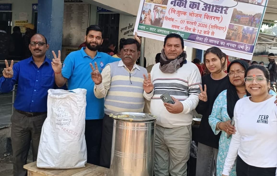 सदर अस्पताल में जरूरतमंद लोगों के बीच भोजन वितरित