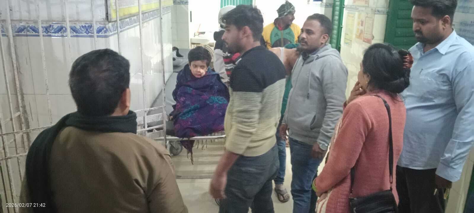 जर्जर मकान का छज्जा गिरा, छह साल के मासूम समेत चार लोग घायल