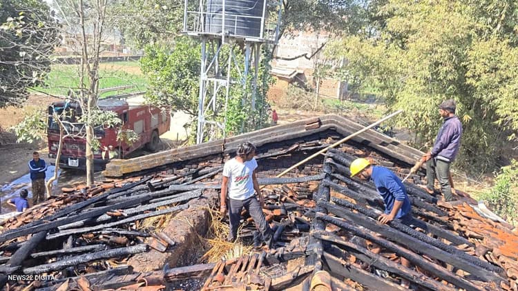 Giridih News :शॉर्ट सर्किट से घर में लगी आग, संपत्ति जलकर नष्ट