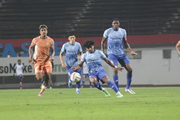 Jfc vs sporting delhi practice match: शहर पर चढ़ने लगा है फुटबॉल का खुमार, अभ्यास मैच देखने पहुंचे 7000 दर्शक