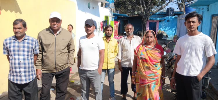 Bokaro News : मुहल्लों की नालियां हैं जर्जर व नियमित नहीं हाेती सफाई
