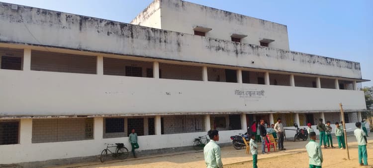 Giridih News :मॉडल विद्यालय गावां के चार शिक्षक पढ़ा रहे वर्ग छठी से 12वीं तक के बच्चों को