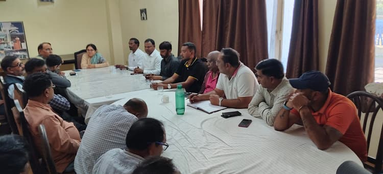 Seraikela Kharsawan News : बैठक में बकाया वेतन देने पर बनी सहमति, दिल्ली में होगा अंतिम फैसला