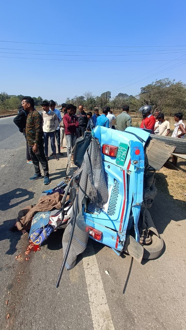 Seraikela Kharsawan News : तेज रफ्तार ट्रेलर के धक्के से ऑटो सवार की घटनास्थल पर मौत