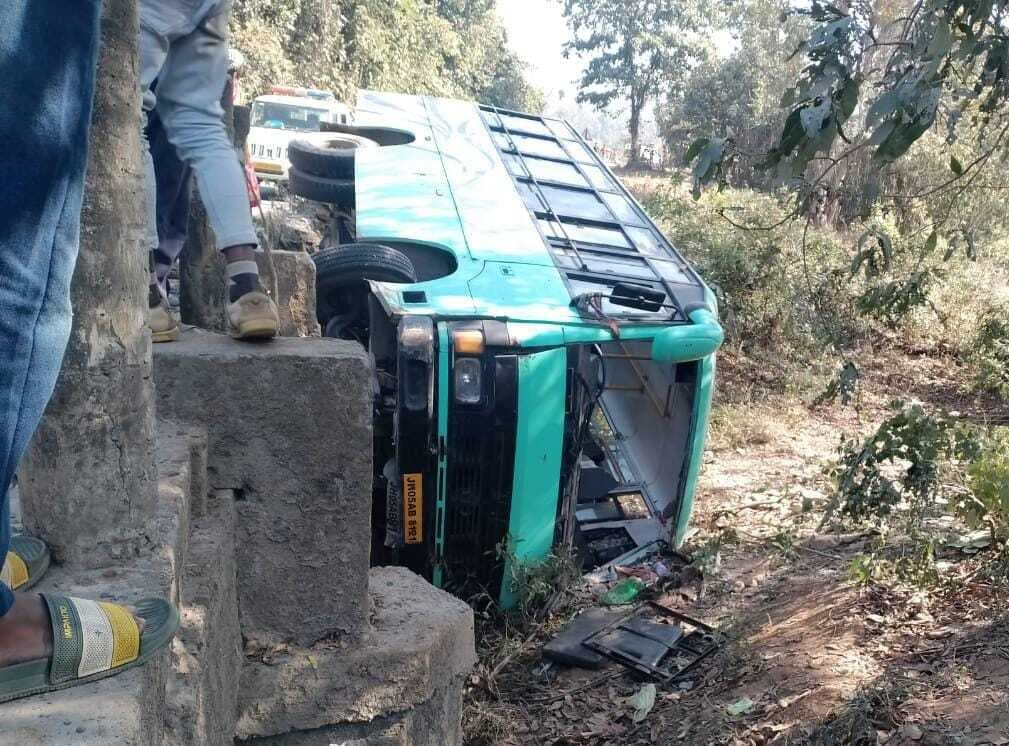 East Singhbhum News : बारातियों से भरी बस नदी में गिरी, बाल-बाल बचे 40 लोग