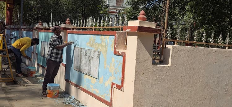 इटखोरी महोत्सव को लेकर रंगरोगन का कार्य जोरों पर