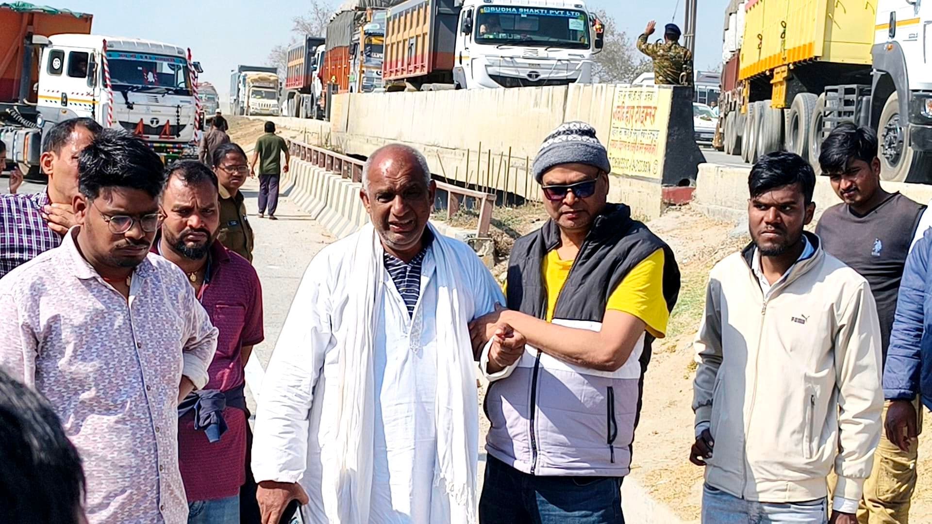 बाइक सवार पति की मौत, पत्नी-बेटा घायल, नये घर में शिफ्ट होने की हसरत रही अधूरी