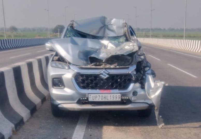 ट्रक और कार के टक्कर में कार चालक गंभीर