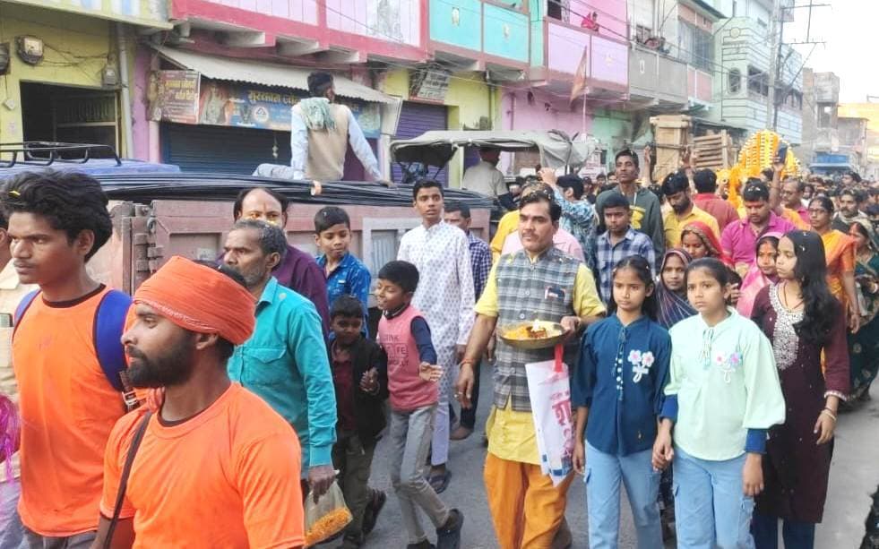 देवी प्राणप्रतिष्ठा की शोभायात्रा  में उमड़े श्रद्धालु