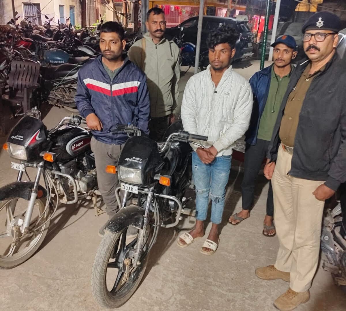 बाइक चोर गिरोह के दो सदस्य गिरफ्तार, दो बाइक बरामद