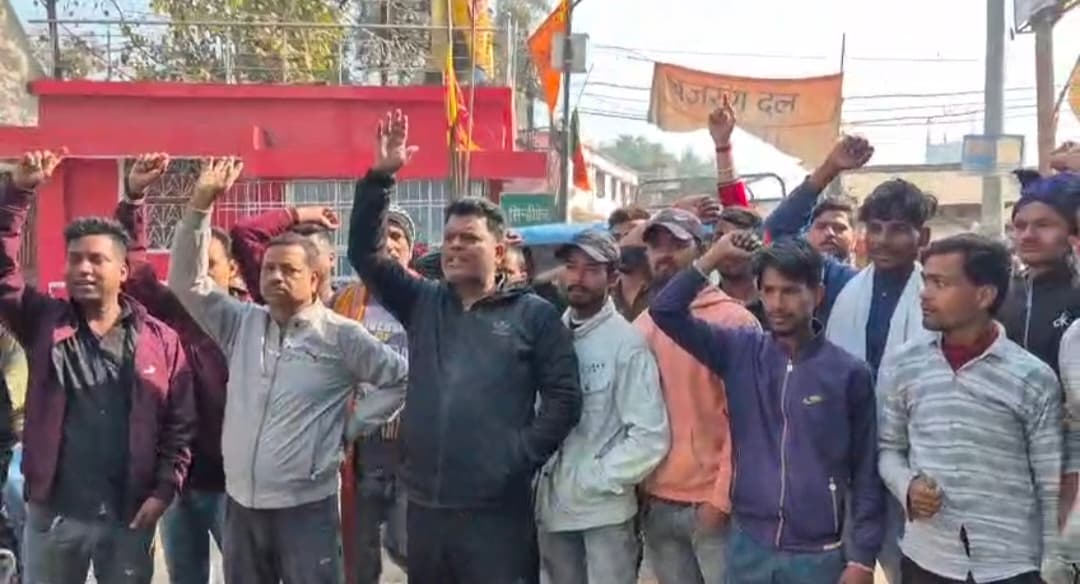 ऑटो चालक के आत्मदाह के प्रयास मामले ने पकड़ा तूल, चालकों ने जाम की सड़क