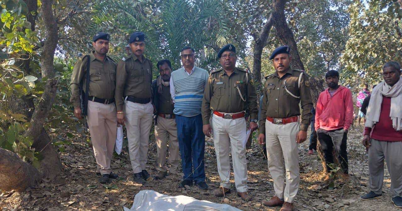 पेड़ में फांसी के फंदे से लटकता बीकॉम के छात्र का शव बरामद