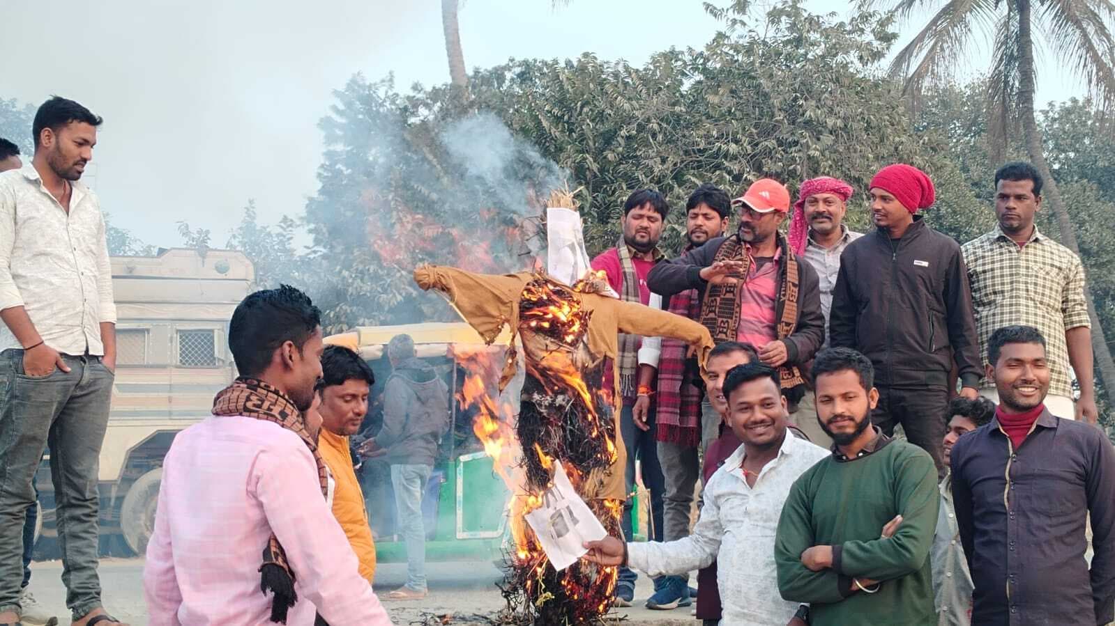 सांसद पप्पू यादव की गिरफ्तारी के विरोध में जाप कार्यकर्ताओं ने फूंका सीएम का पुतला