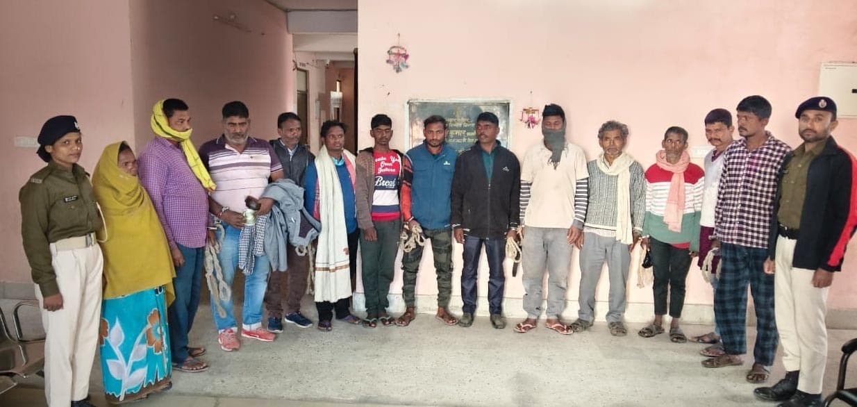 उत्पाद विभाग की छापेमारी में तीन तस्करों समेत नौ गिरफ्तार