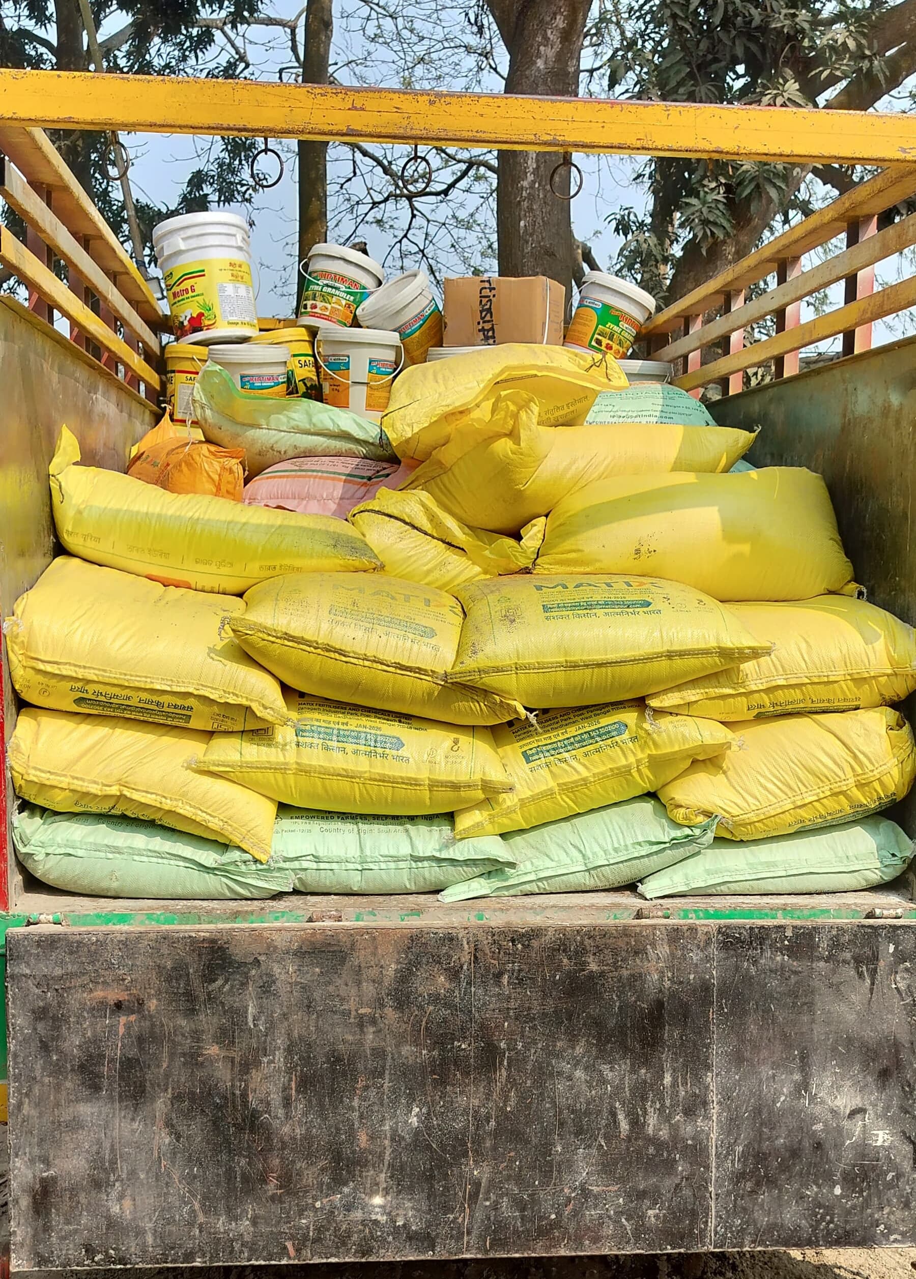 पिकअप से बड़े पैमाने पर कालाबजारी का उर्वरक जब्त, दो गिरफ्तार