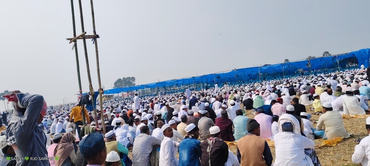 नम आंखों से मुल्क की खुशहाली और अमन-चैन के लिए मांगी दुआ