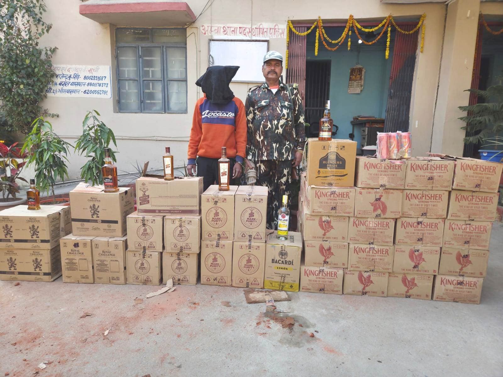 ट्रैक्टर में लदी ईंट के नीचे 51 पेटी शराब बरामद