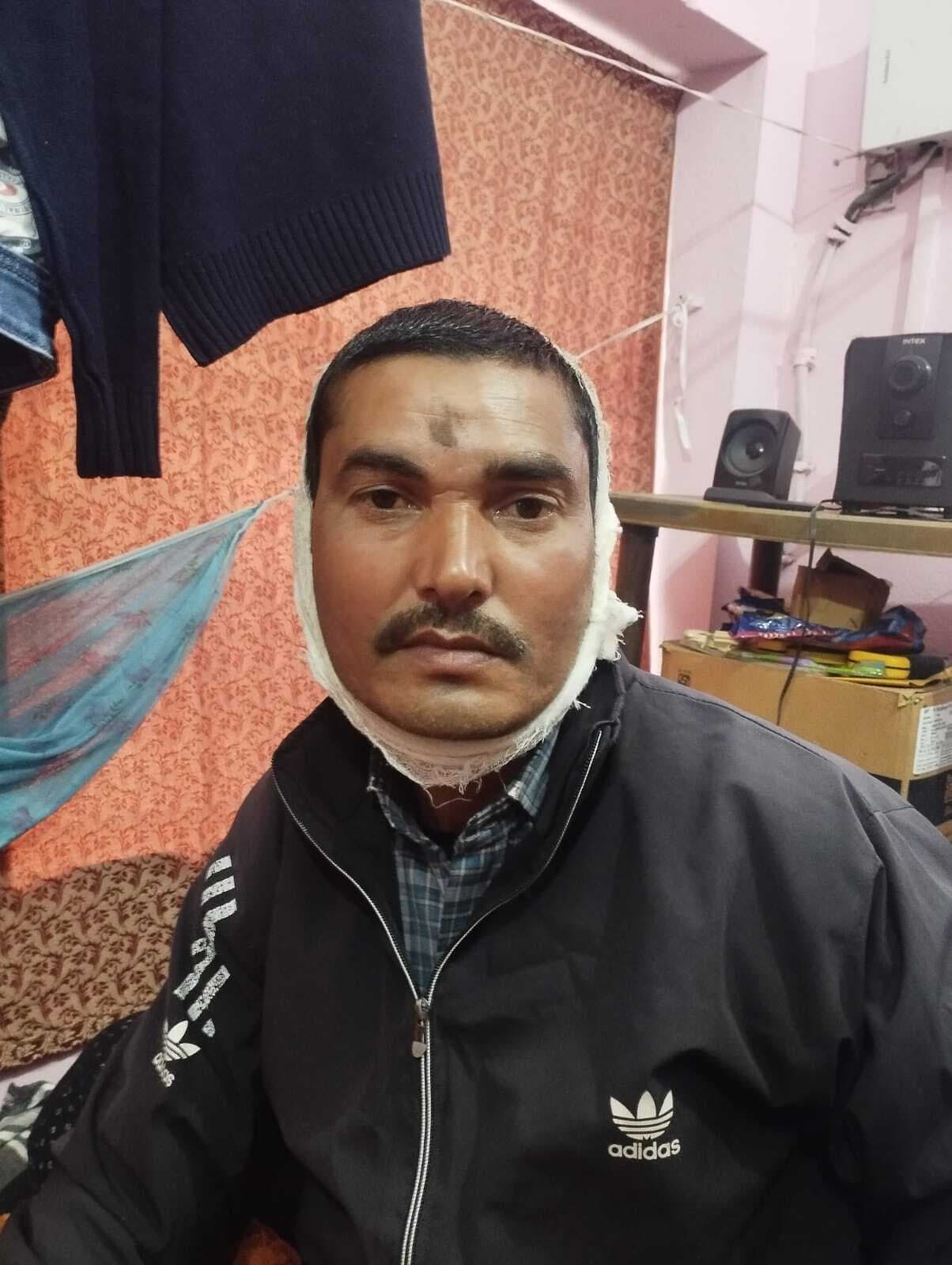 युवक पर चाकू व लाठी से हमला, 11 हजार रुपये व दस्तावेज लूटे