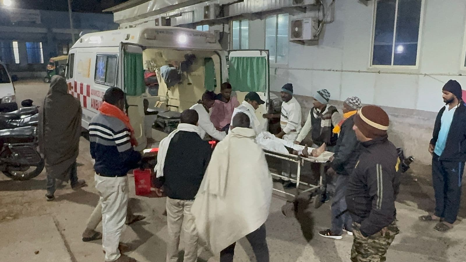 ट्रक से बचने के चक्कर में पेड़ से टकराया स्कॉर्पियो, मुखिया पति समेत 10 जख्मी