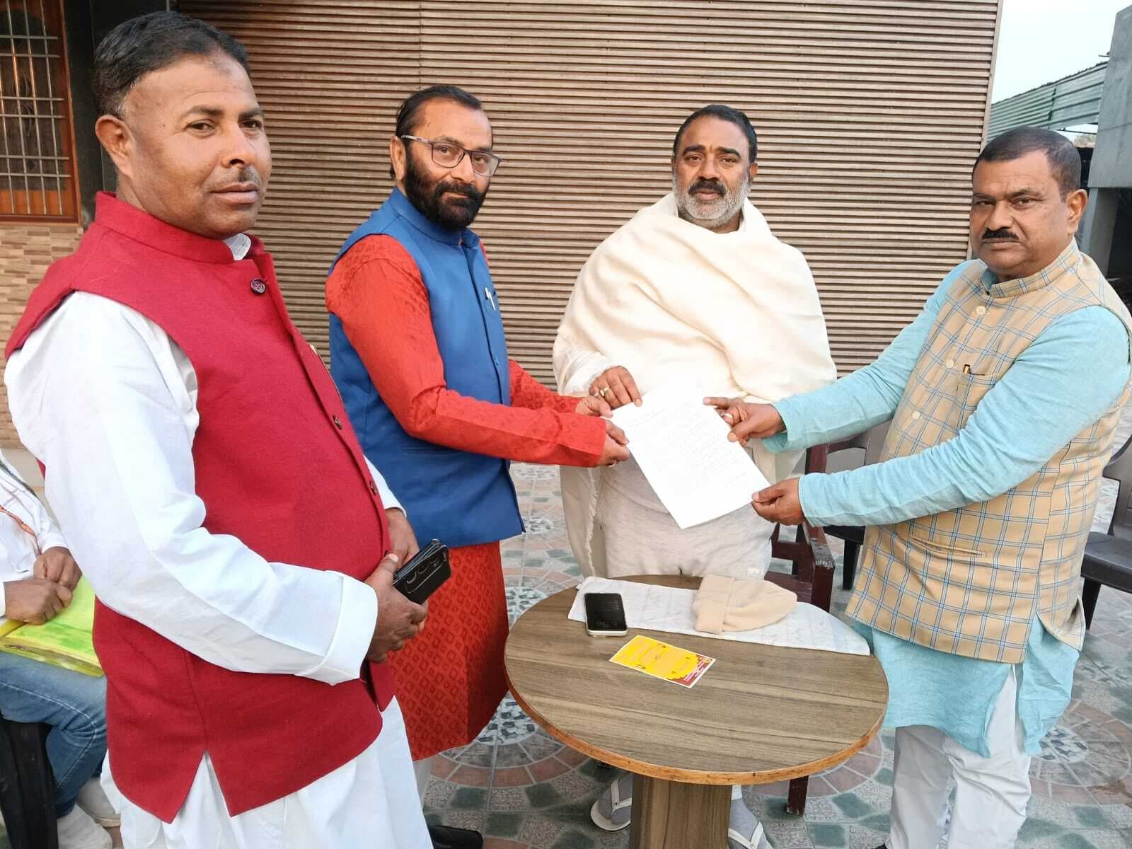 पैक्स अध्यक्षों ने समस्याओं को ले बेलहर विधायक को सौंपा ज्ञापन