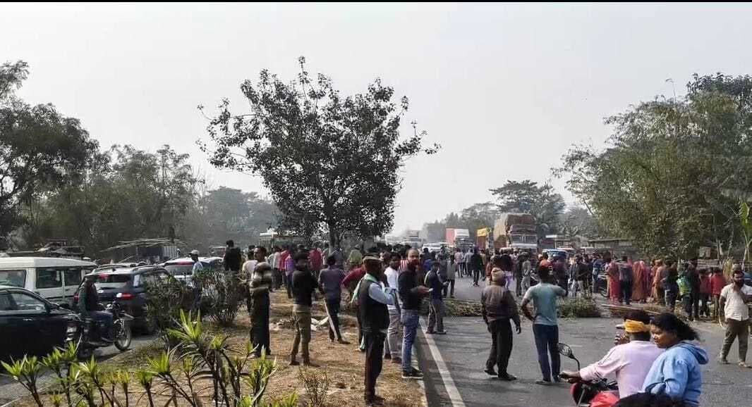 सड़क हादसे में किशोरी की मौत, सड़क जाम