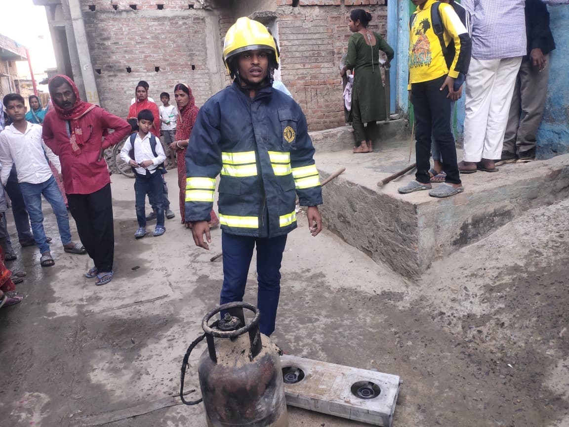 खाना बनाने के दौरान गैस सिलेंडर में लगी आग, मची अफरा-तफरी