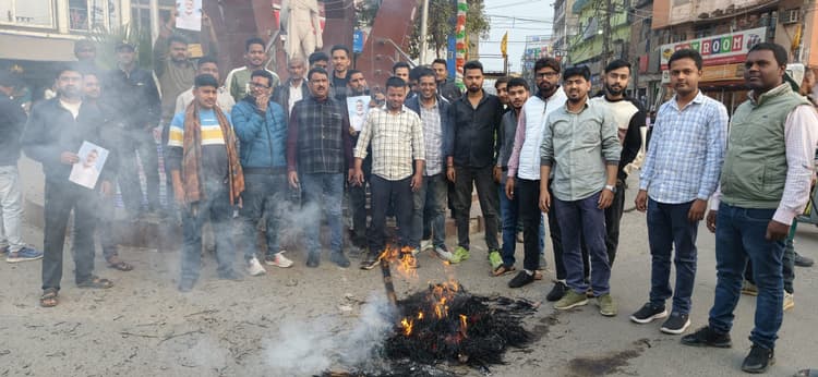 सांसद की गिरफ्तारी पर समर्थकों ने फूंका सीएम व डिप्टी सीएम का पुतला