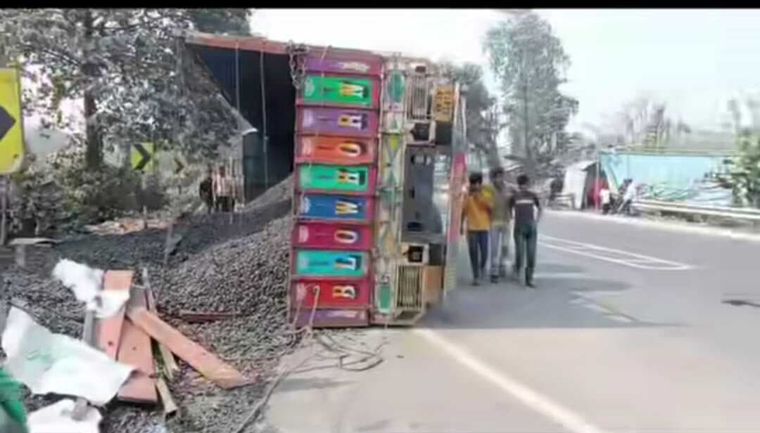 एनएच-31 पर अनियंत्रित कोयला लदा ट्रक पलटा, तीन दुकान क्षतिग्रस्त