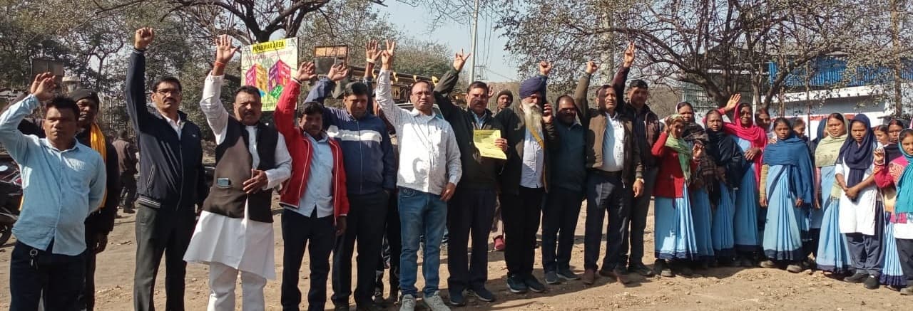 गेट मीटिंग में श्रमिक नेताओं ने मजदूरों से हड़ताल को सफल बनाने की अपील की