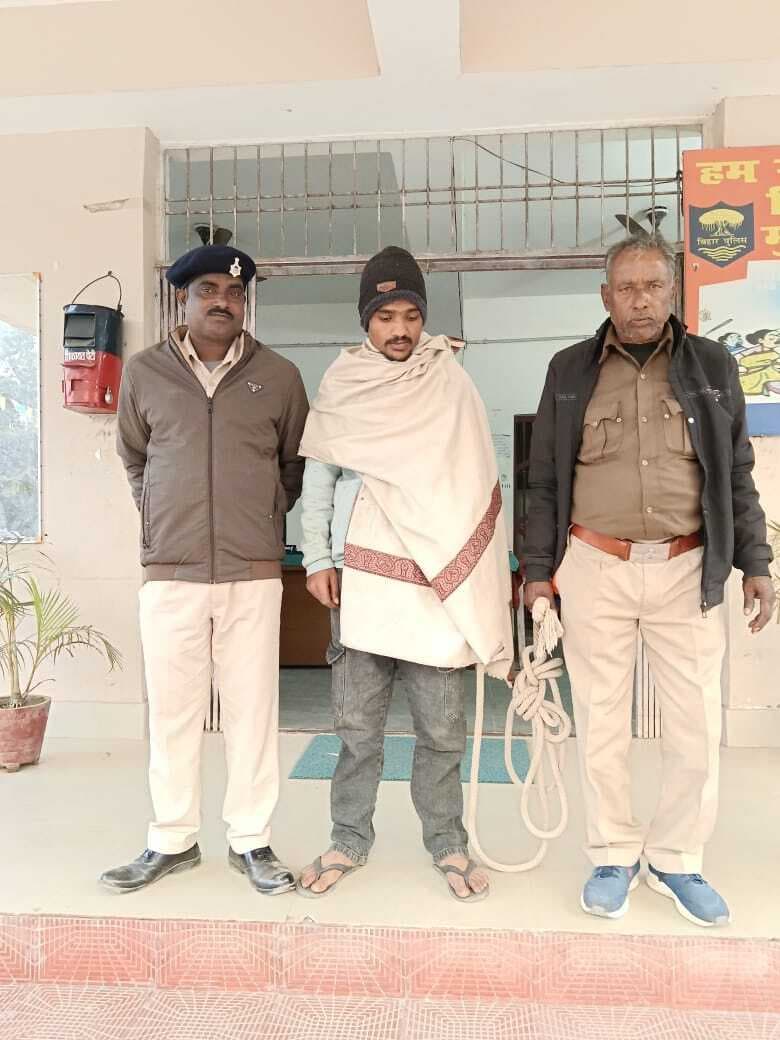 चोर को पकड़कर किया पुलिस के हवाले