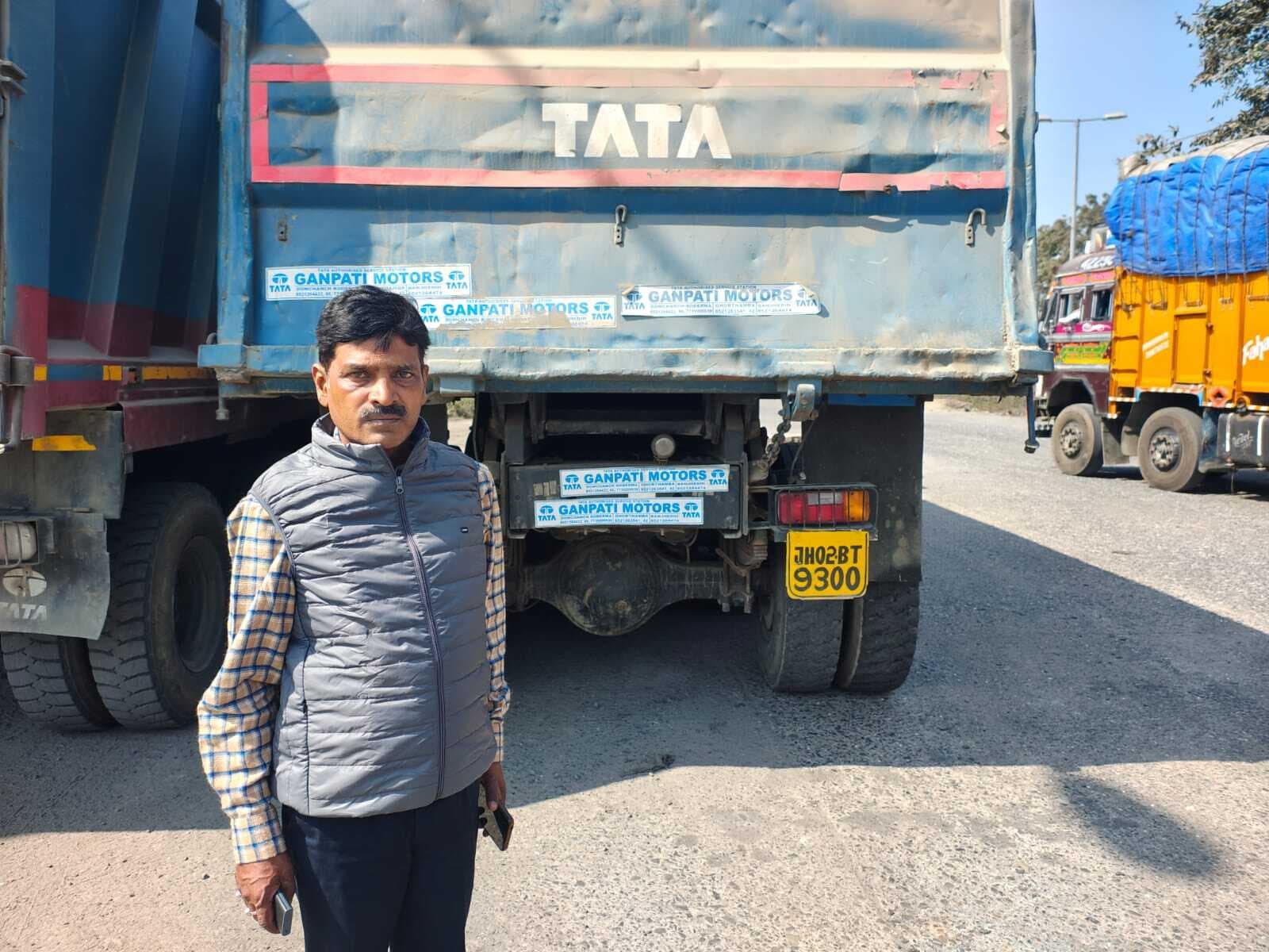 ओवरलोड व बिना चालान वाले डेढ़ दर्जन ट्रक जब्त