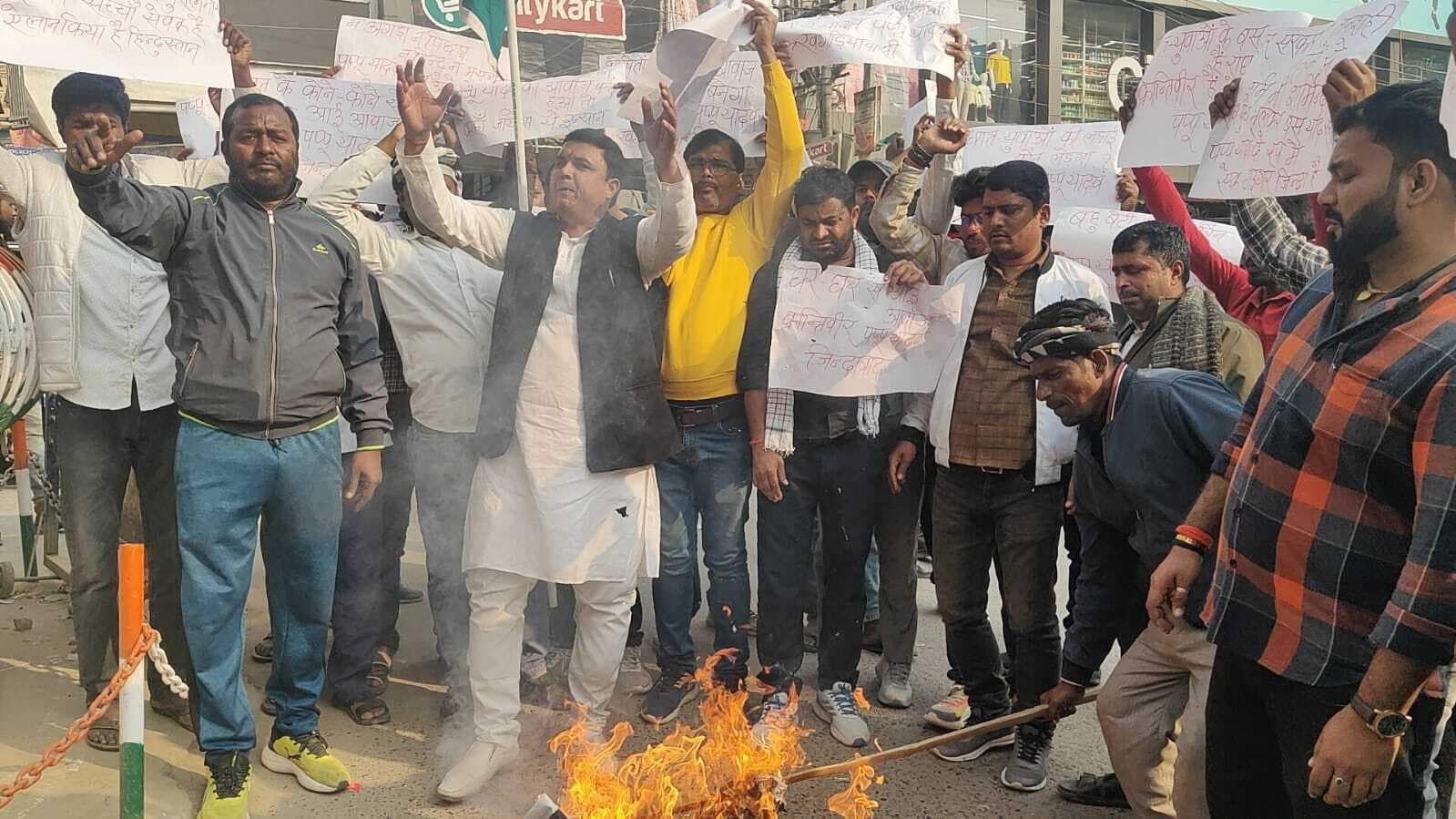 पप्पू यादव की गिरफ्तारी के विरोध में सीएम का पुतला फूंका