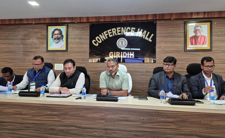 Giridih News :आदर्श आचार संहिता का उल्लंघन करने वालों पर होगी कार्रवाई : डीसी