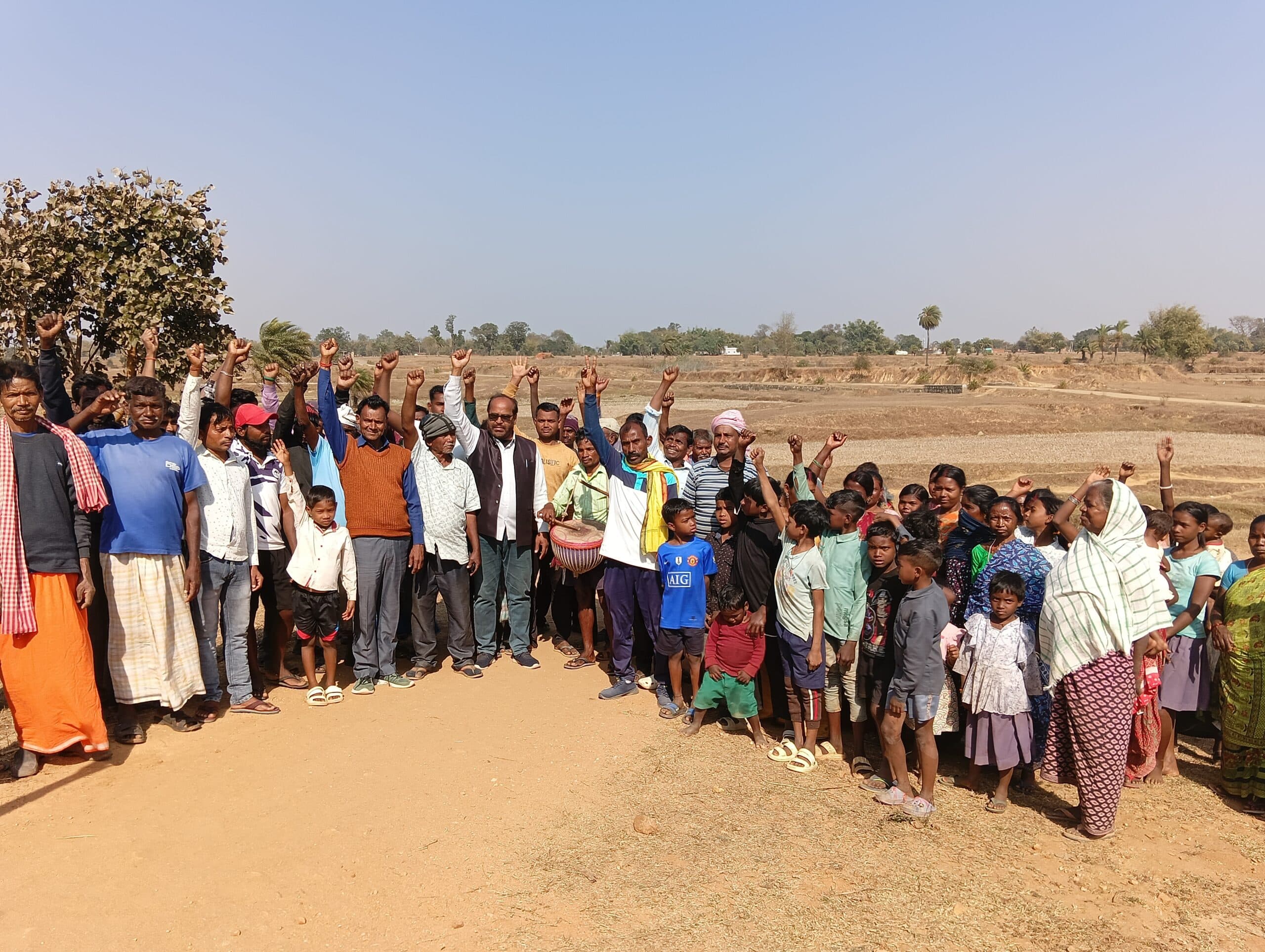 Giridih News :दूंदो नदी पर नहीं बना पुल, ग्रामीणों ने की नारेबाजी