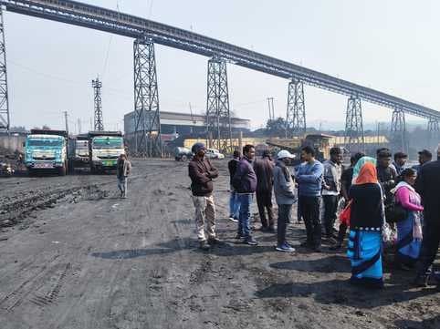 राजमहल कोल परियोजना के कर्मियों ने किया सड़क जाम