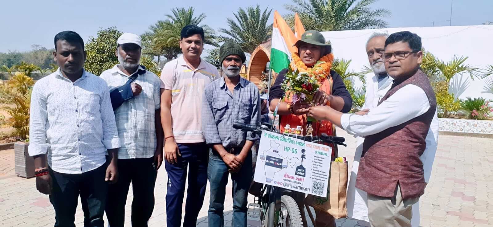 East Singhbhum News : 10 हजार किमी साइकिल यात्रा पर निकले पूर्व सैनिक घाटशिला पहुंचे