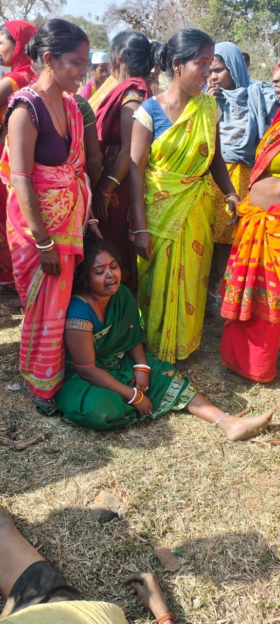 Dhanbad News: अवैध मिट्टी खनन के दौरान ट्रैक्टर चालक की मौत, पुलिस और ग्रामीणों में नोकझोंक