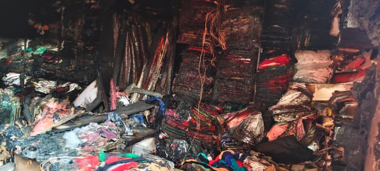 रेडीमेड दुकान में लगी आग, 30 लाख से अधिक के कपड़े खाक