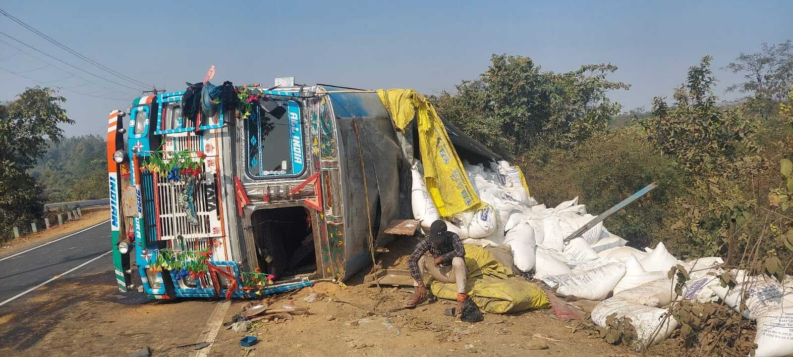 अलग-अलग हादसों में चालक-खलासी घायल, दो मवेशियों की मौत